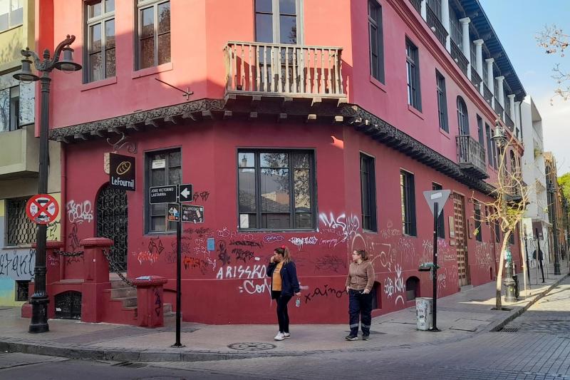 Reconocido periodista denunció agresión en el Barrio Lastarria - referencial Agencia Uno