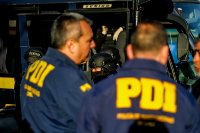 Agencia UNO - Delincuentes vestidos como funcionarios de PDI asaltaron una casa en Recoleta