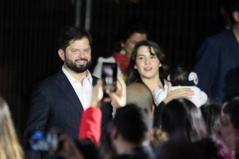 El objeto que usó Violeta Boric Carrasco para la inauguración de las Fondas del Parque O'Higgins y que llamó la atención del público - Agencia Uno