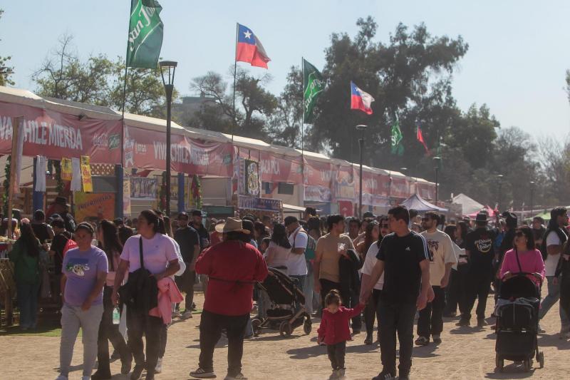 T13 - Para bailar un último pie de cueca: Estas son las fondas que siguen abiertas en Santiago y sus horarios de cierre | Agencia UNO