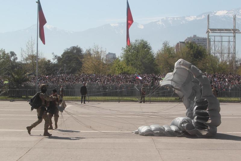 Agencia Uno - ¡De alto impacto! Así fue la presentación de la Escuela de Paracaidistas del Ejército en la Parada Militar 2025