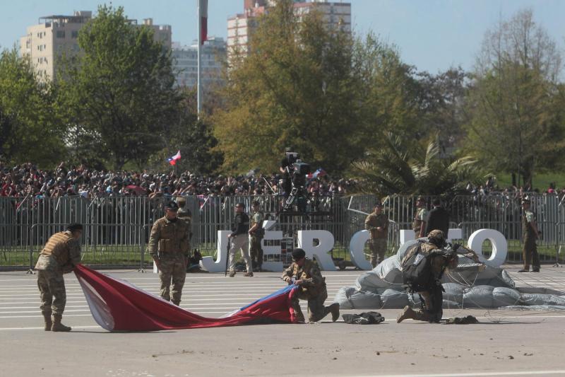 Agencia Uno - ¡De alto impacto! Así fue la presentación de la Escuela de Paracaidistas del Ejército en la Parada Militar 2025