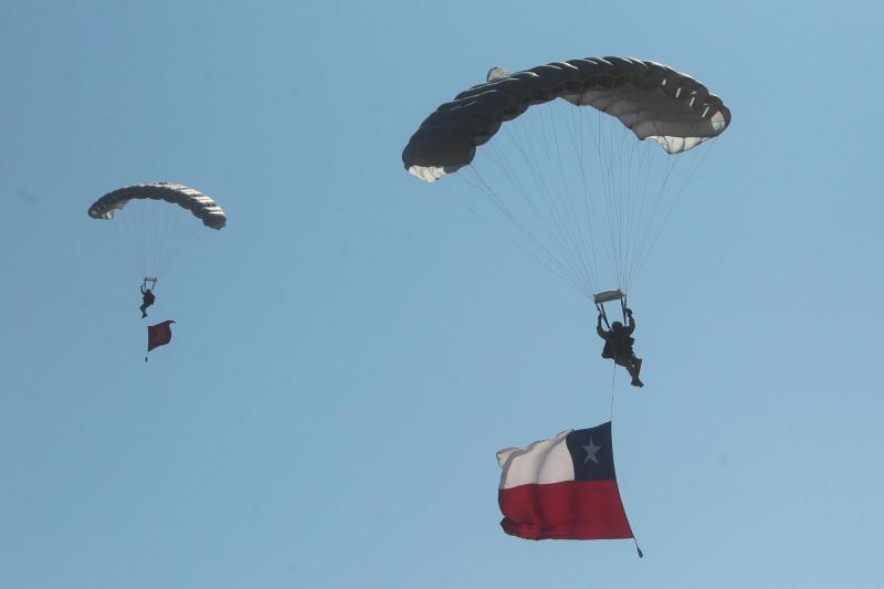 Agencia Uno - ¡De alto impacto! Así fue la presentación de la Escuela de Paracaidistas del Ejército en la Parada Militar 2025