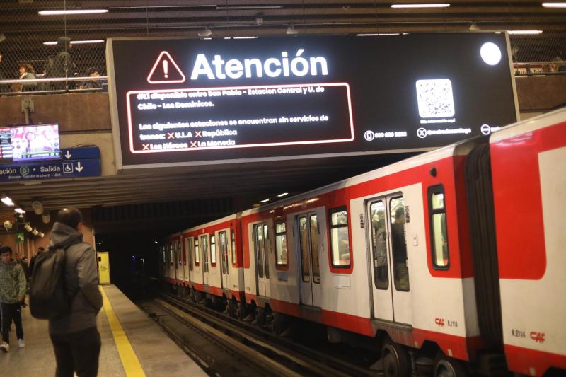 Agencia Uno - Mujer relata insólita reacción de pasajeros luego de que persona se lanzara a vía del Metro