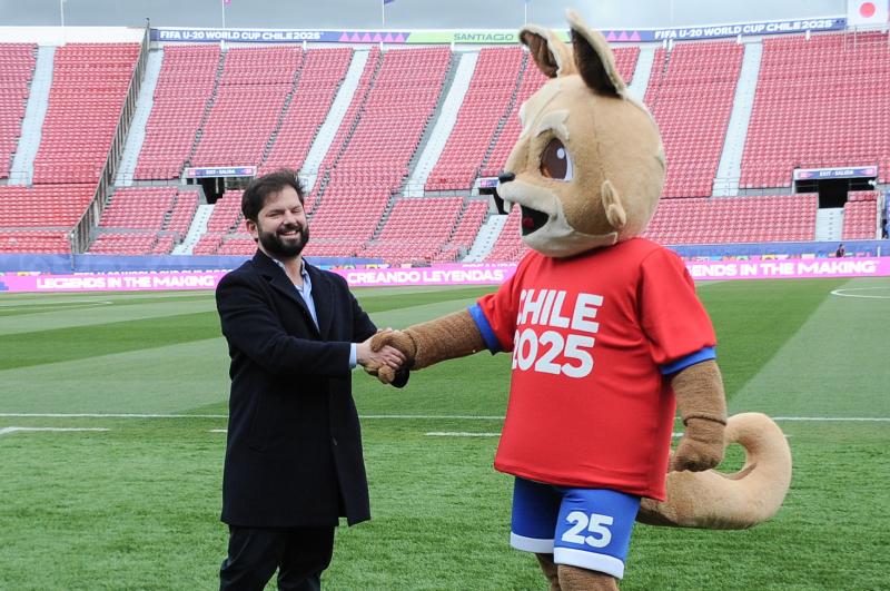 Mundial Sub 20: Presidente Boric visita el Estadio Nacional - Agencia Uno