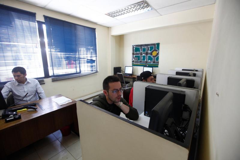 Agencia Uno (referencial) - Soplaban respuestas en examen de conducir