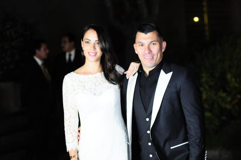 Gary Medel y Cristina Morales - Agencia Uno