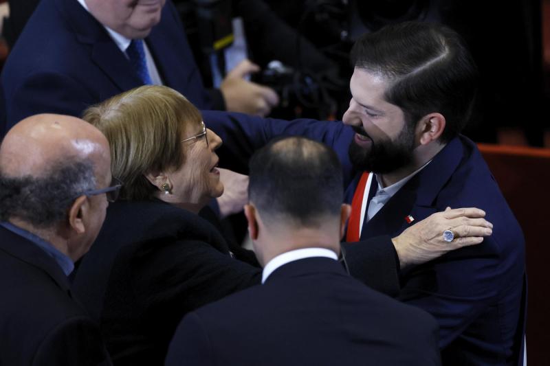 Aton- Michelle Bachelet y Gabriel Boric
