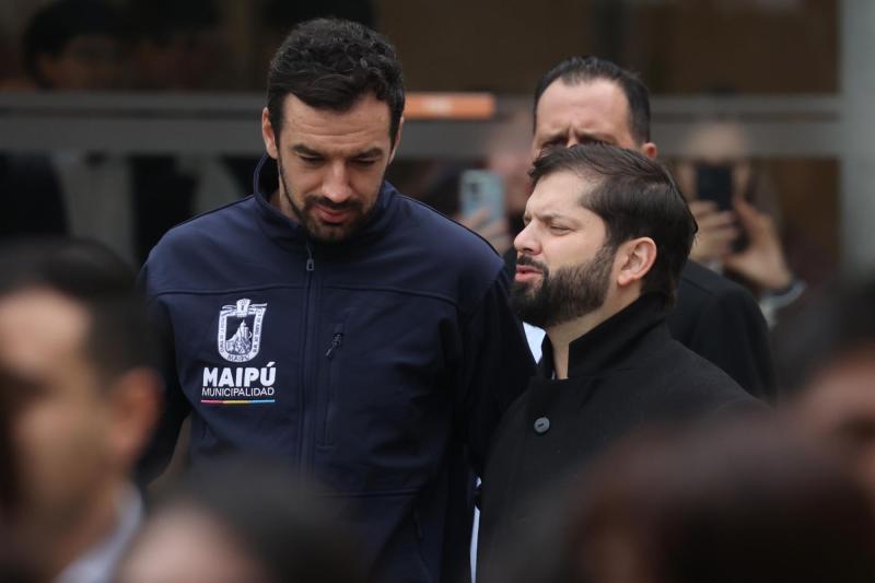 Aton- Alcalde Tomás Vodanovic junto al Presidente Gabriel Boric