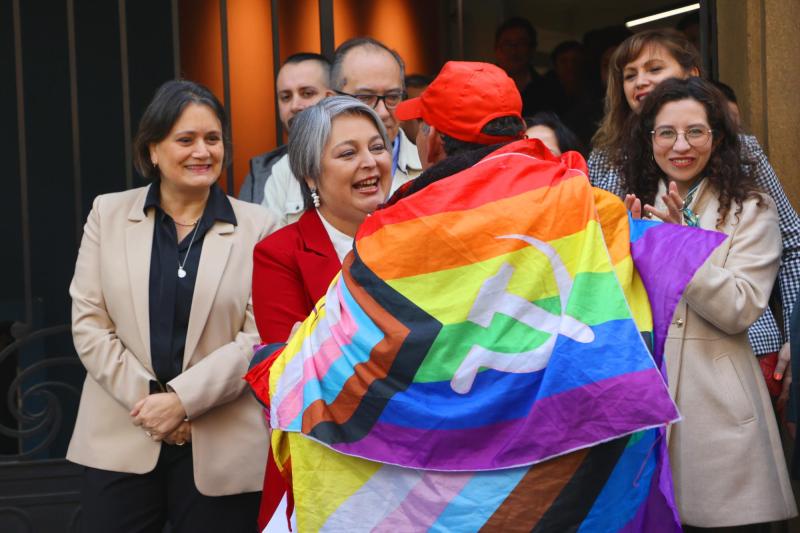 Aton- Kast llamó a Laura Albornoz (a la izquierda) a renunciar a ENAP