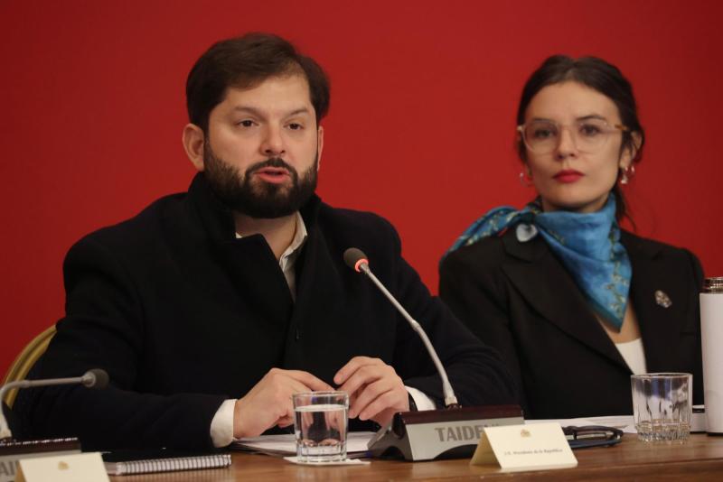 Aton- Ministra Camila Vallejo junto al Presidente Gabriel Boric