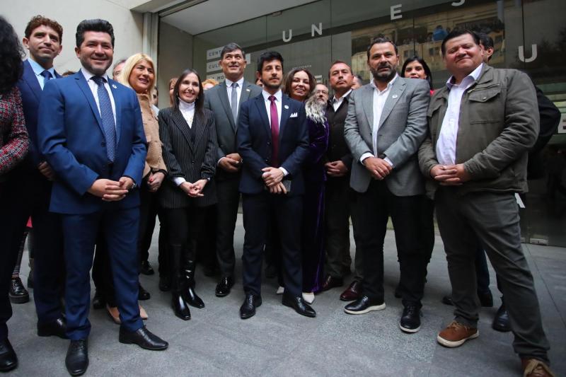 Aton- Parisi presentó a su equipo