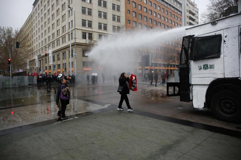 Aton - Romería al Cementerio General: Carabineros reportó al menos 17 detenidos en incidentes