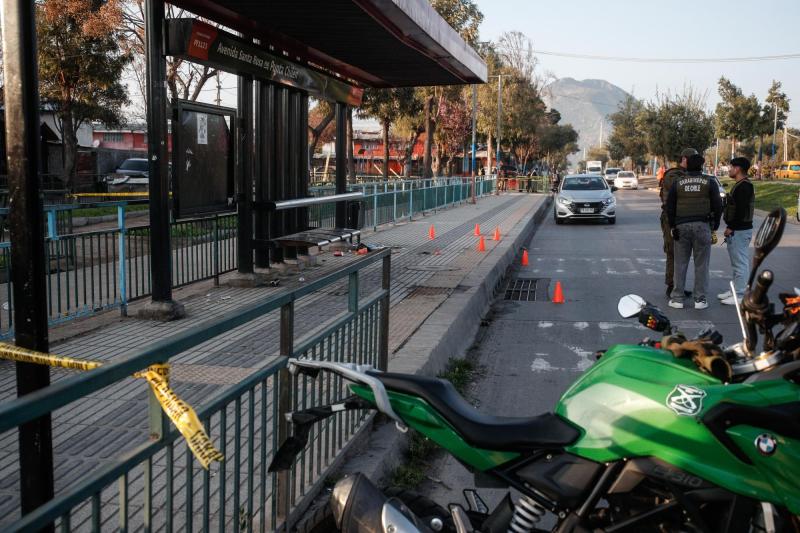 Asaltante baleó a dos personas en paradero de Puente Alto - Aton