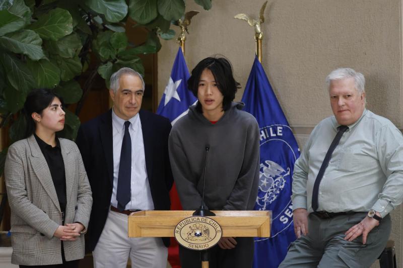 Aton- Ethan Guo junto a senadores Francisco Chahuán y Alejandro Kusanovic
