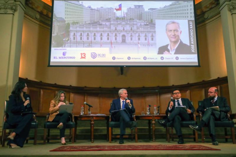 Aton- Kast participa de seminario de Clapes UC