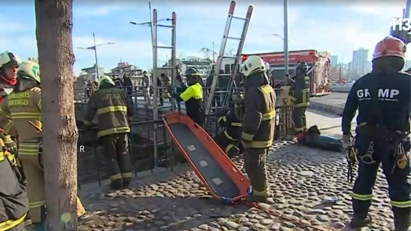 Bomberos rescata a dos personas que cayeron al río Mapocho: estarían bajo estado de ebriedad