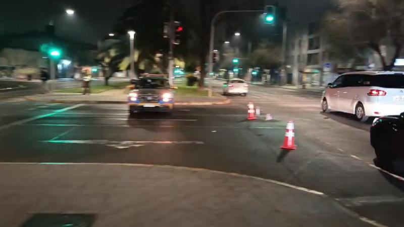 Conductora ebria atropella a tres peatones en Santiago: fue retenida por civiles tras darse a la fuga