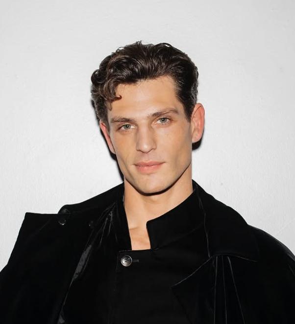 Paracaidista y modelo Pau Ramis perdió su celular a más de 1.500 metros de altura y sobrevivió intacto al impacto | Instagram