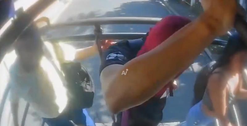 Imágenes sensibles: Hombre de 80 años muere tras caer de micro en localidad salvadoreña | Captura de video