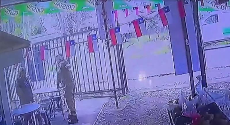 T13 - Video muestra momento exacto de la detención de madre acusada de parricidio en Chiguayante: Estaba prófuga | Captura de video