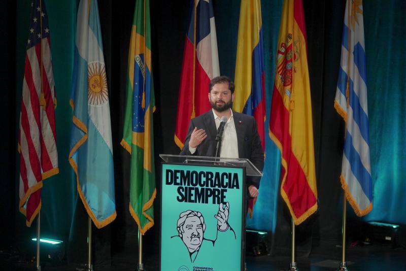 Aton- Presidente Boric en acto "Democracia Siempre"