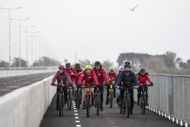 Aton- Presidente Boric paseó por ciclovía del nuevo puente