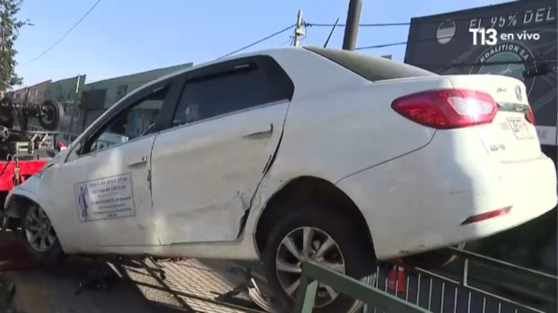 LTN - Violento choque en San Joaquín: vehículo quedó incrustado en barrera y responsable se dio a la fuga