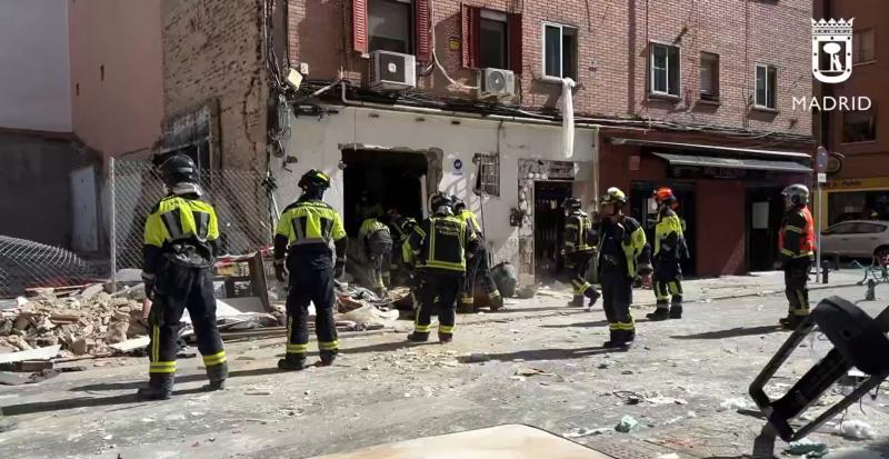 Bomberos de Madrid trabajan en la remoción de escombros tras explosión - X (Twitter)