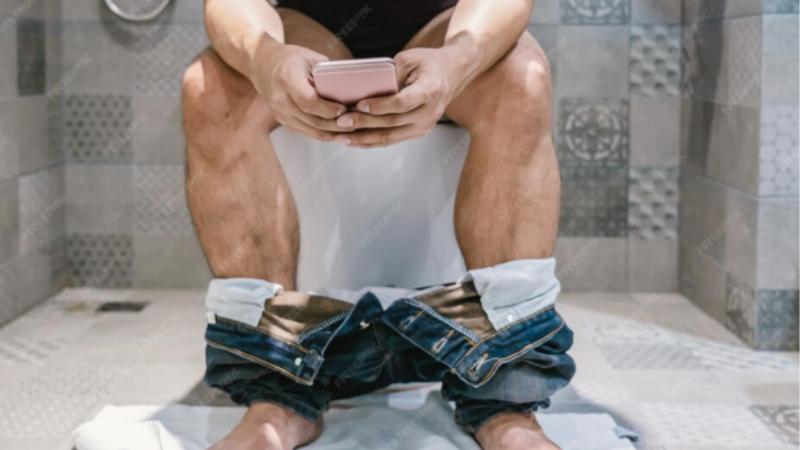 Freepik - Estudio revela que quienes usan el teléfono en el baño tienen 46% más de posibilidades de desarrollar hemorroides