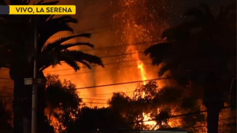 T13 - Hinchas de la U provocan incendio e incidentes a las afueras de hotel de concentración en La Serena