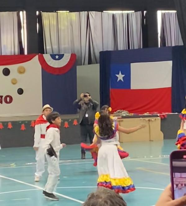 T13 - "Maduren, es una niña": Apoderada venezolana responde críticas por baile de su hija en acto por Fiestas Patrias | Captura de RRSS