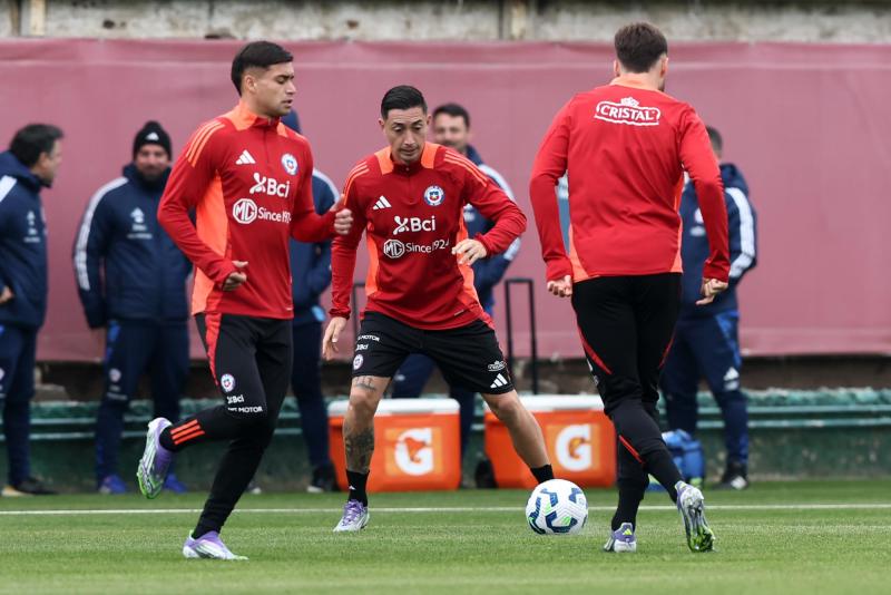 Chile entrena con miras al duelo con Brasil (FFCh)