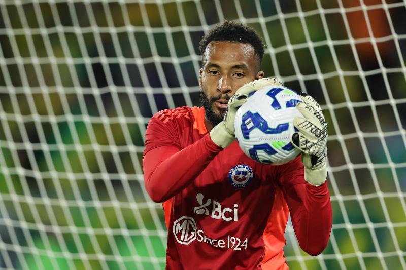 Los elogios de Claudio Bravo a Lawrence Vigouroux por su debut en La Roja - Photosport