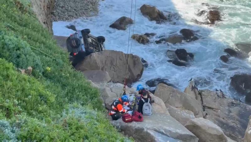 Gentileza - Vehículo con dos personas cae desde unos 20 metros en sector de Roca Oceánica en Concón