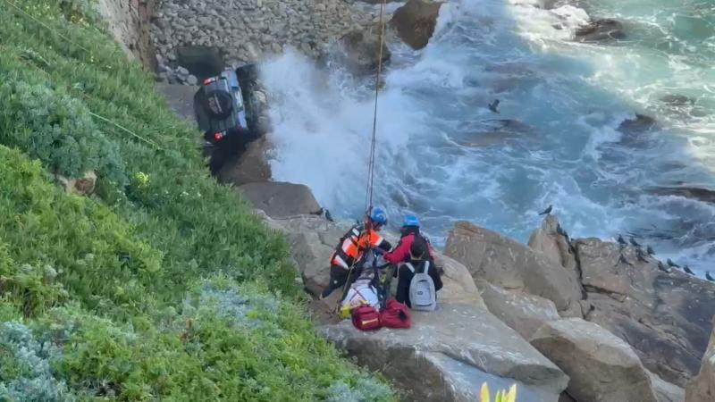 Gentileza - Vehículo con dos personas cae desde unos 20 metros en sector de Roca Oceánica en región de Valparaíso