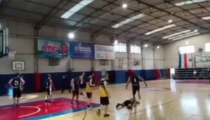 Escándalo en partido de básquetbol en Argentina: jugador propina una patada en el suelo a su rival - X