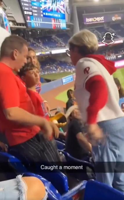 Mujer roba pelota de béisbol a un niño en el público en la MLB - Captura X