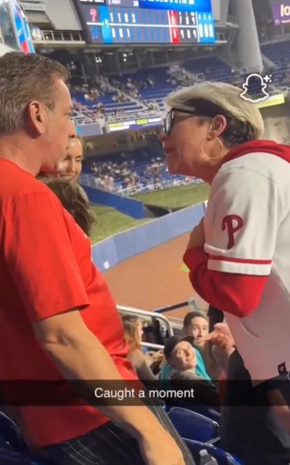 Mujer roba pelota de béisbol a un niño en el público en la MLB - Captura X