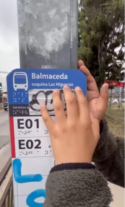 Francisco denunció que stickers no permiten leer a personas con discapacidad visual - IG. Francisco Araya