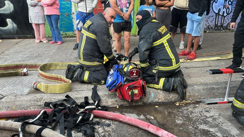 Incendio en vivienda de Santiago moviliza a 12 compañías de Bomberos