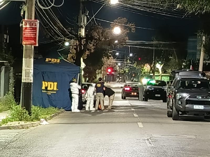 Hombre muere tras ser atacado a balazos dentro de vehículo en Lo Prado
