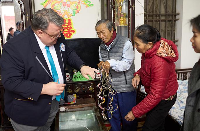 Hombre vietnamita rompió el récord de las uñas más largas del mundo - Guinness World Records