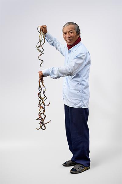 Hombre vietnamita rompió el récord de las uñas más largas del mundo - Guinness World Records