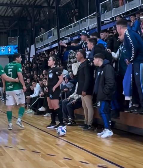 VIDEO | Futsalista chileno es escupido en Avellaneda por hincha rival: Fue expulsado por reclamar