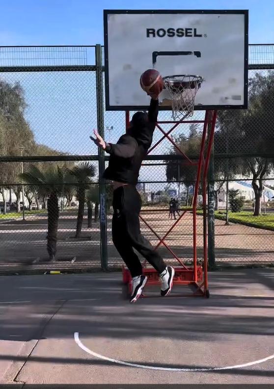 Sammis Reyes se luce con video haciendo clavadas y recuerda sus inicios - Captura