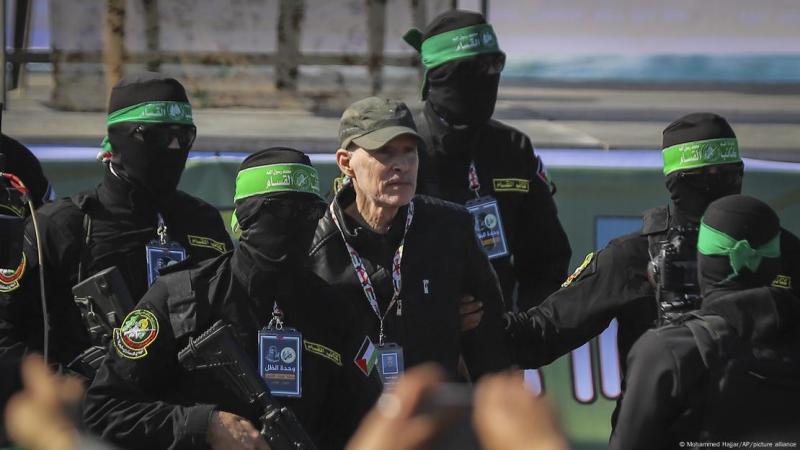 Durante un alto el fuego en febrero, Hamás entregó rehenes israelíes a la Cruz Roja. Imagen: Mohammed Hajjar/AP/picture alliance