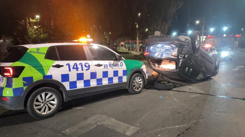 Persecución policial termina en volcamiento tras intento de robo en jardín infantil en La Reina: Delincuentes lanzaron miguelitos para entorpecer labor policial