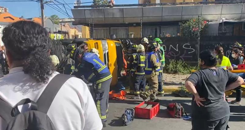 T13 - Choque de furgón escolar en Recoleta