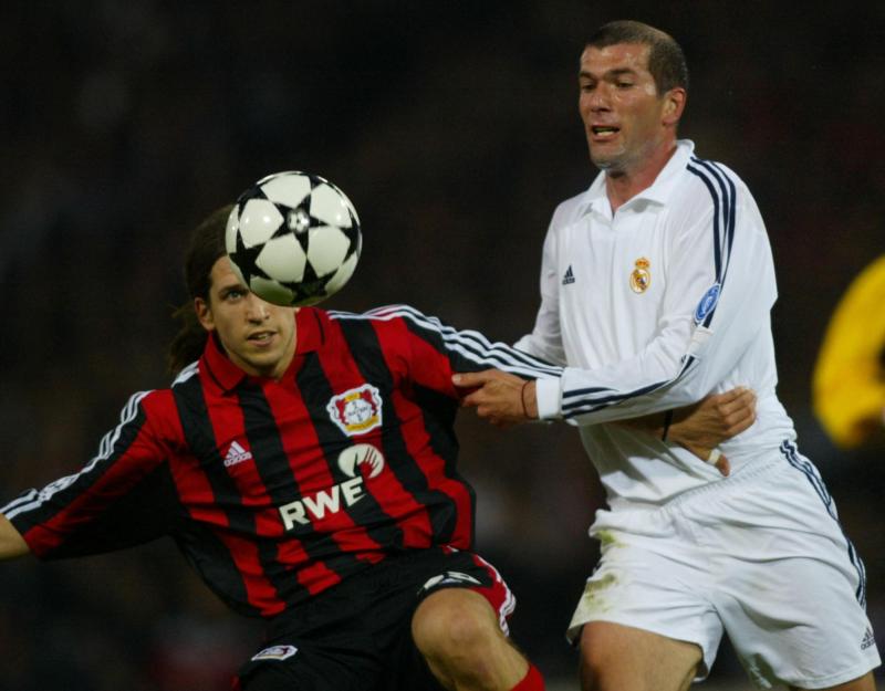 AFP - Diego Placente y Zinedine Zidane, Final Uefa Champions League 2002